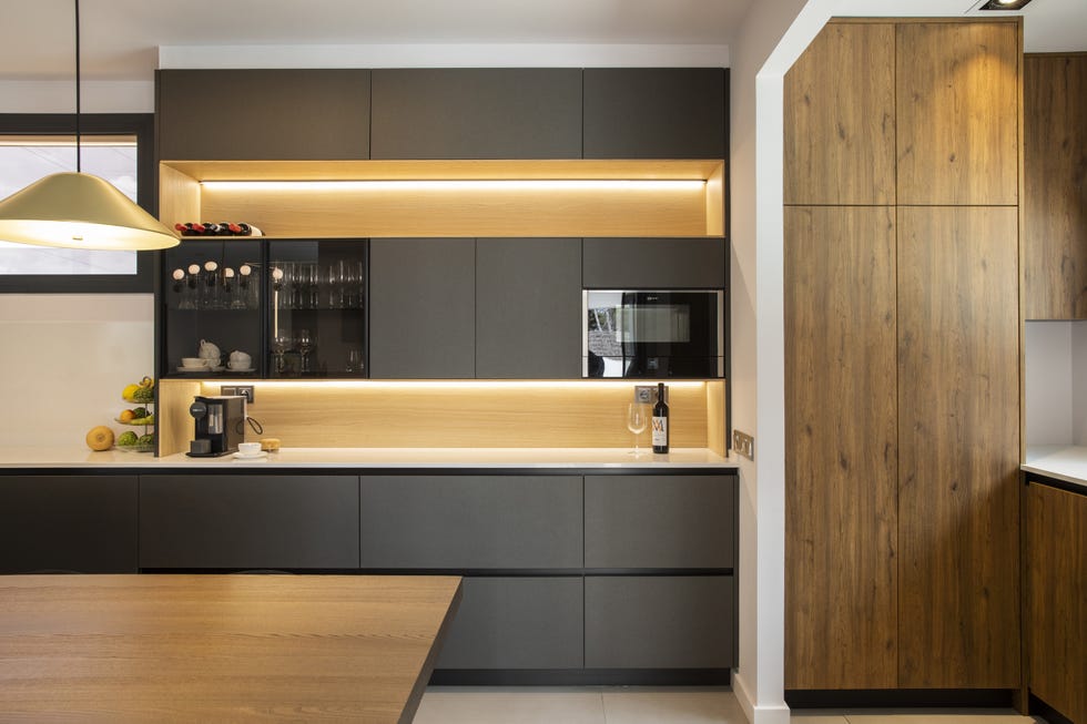 cocina moderna con frentes sin tiradores y acabado mate