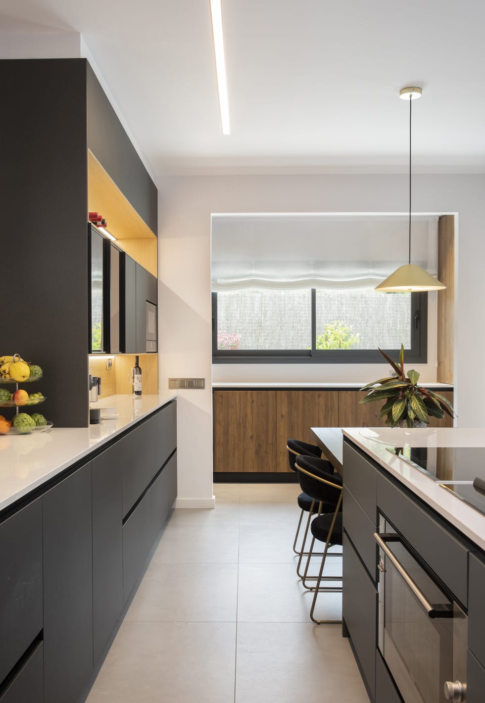 cocina moderna abierta con isla y mesa anexa