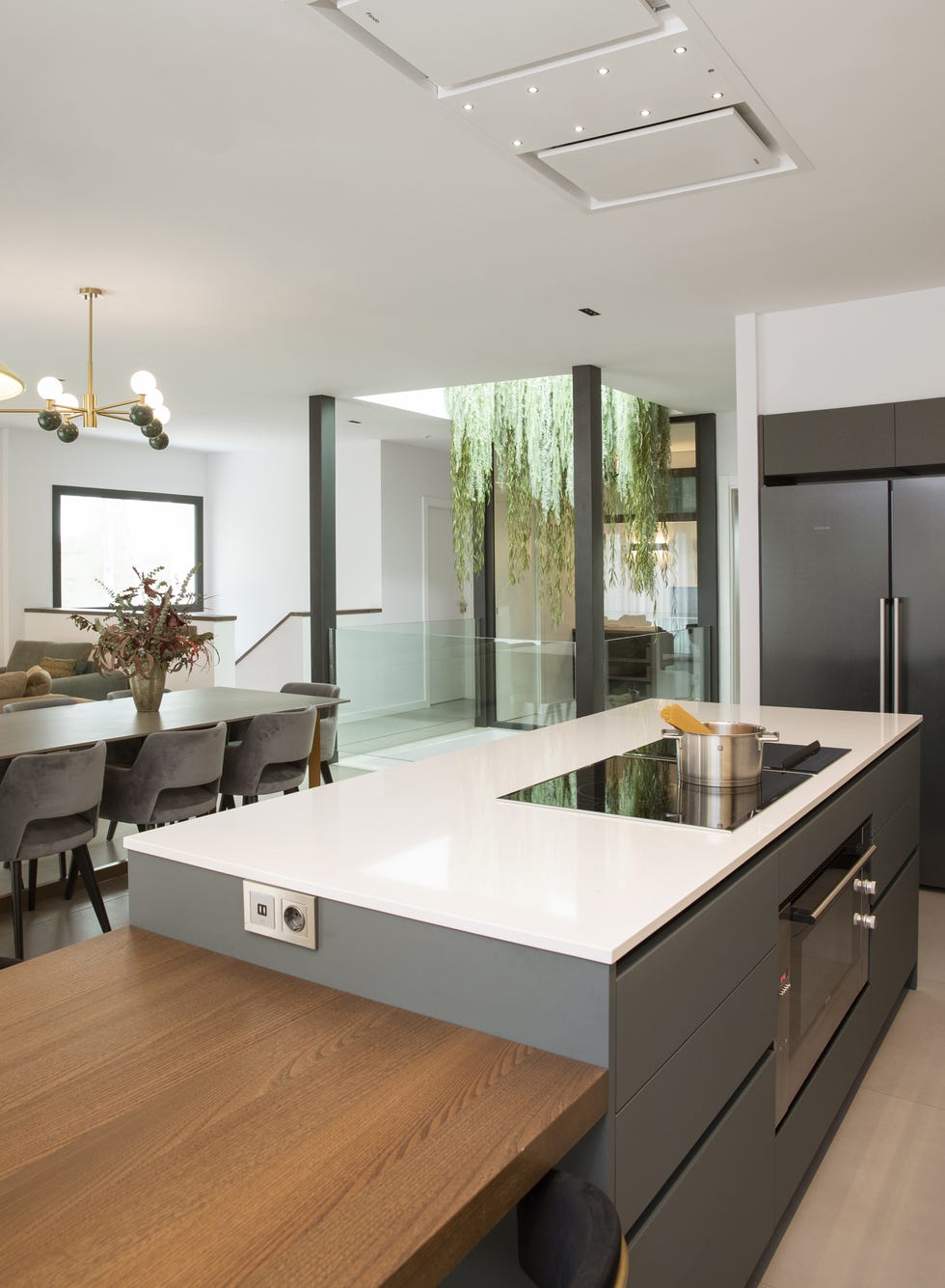 cocina moderna abierta con isla y mesa anexa