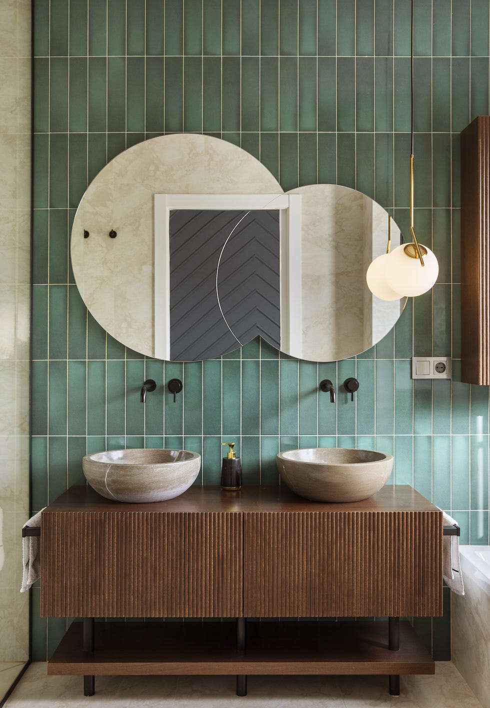 baño revestido con azulejos verdes y mueble bajo lavabo de madera alistonada