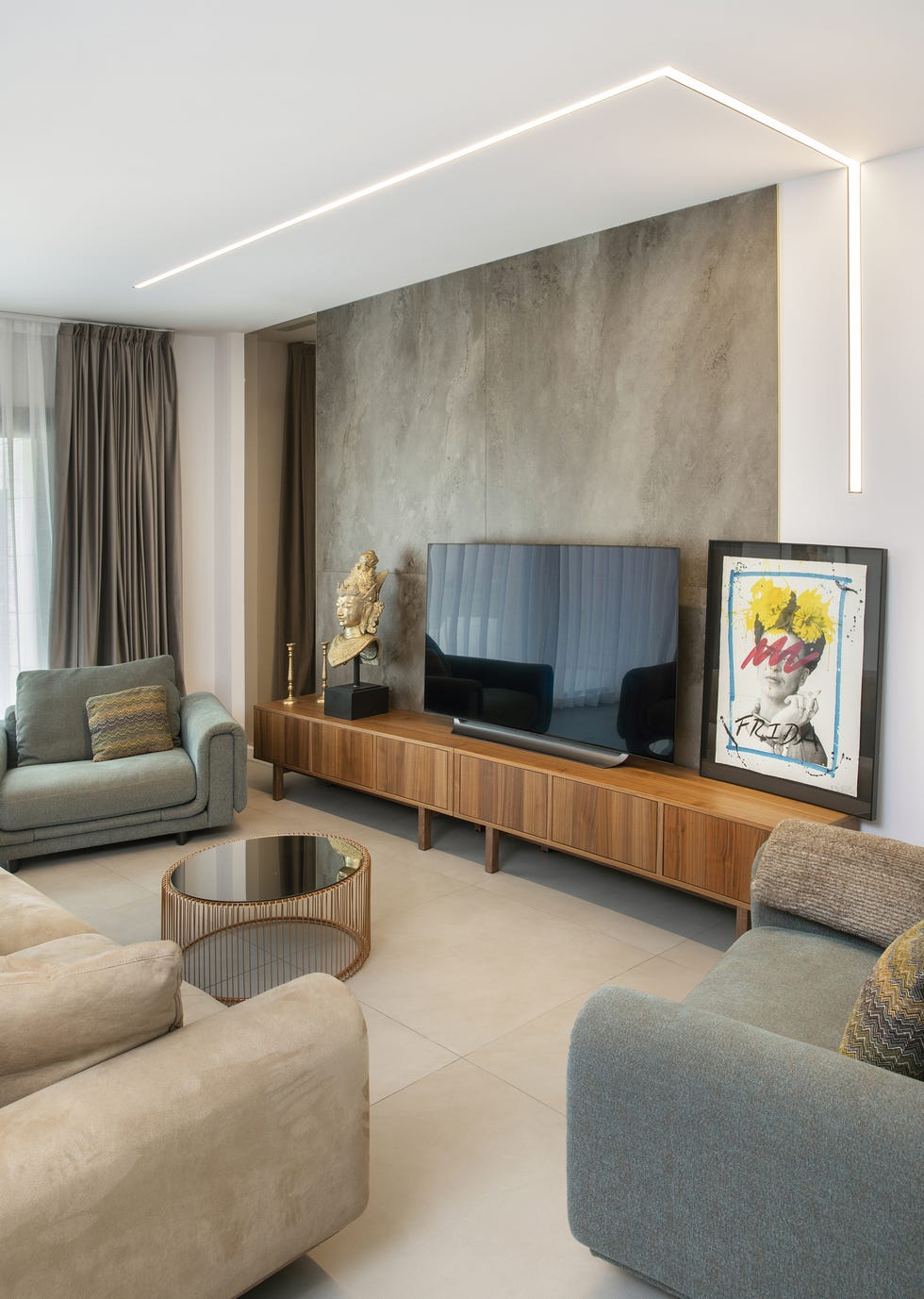 salón con mueble tv de madera y diseño moderno