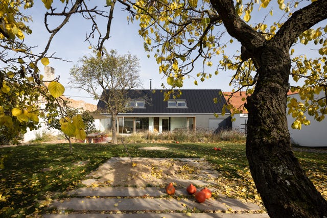 casa moderna con jardín
