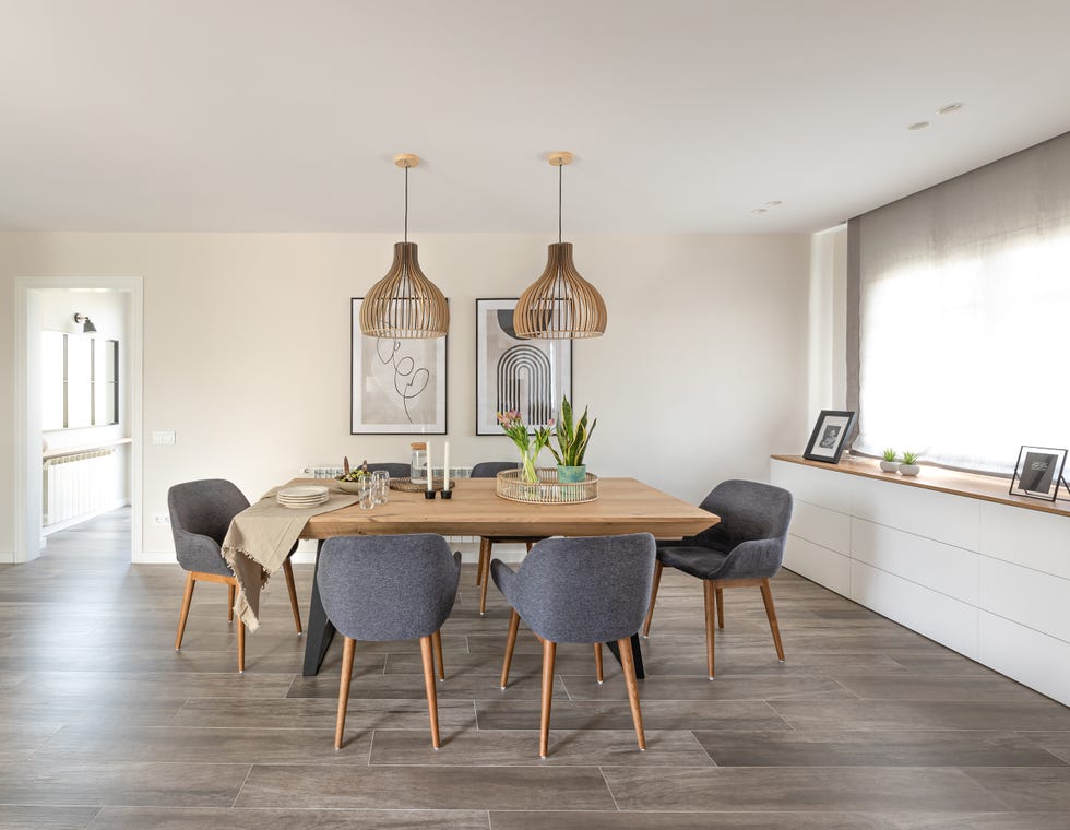 comedor moderno con mesa de madera y sillas grises