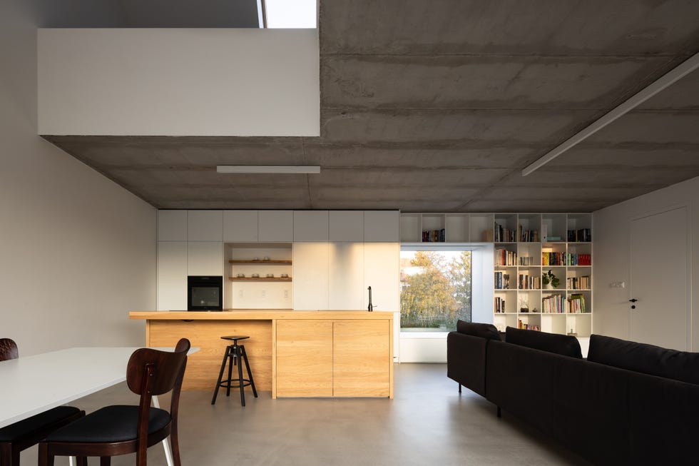 cocina abierta de diseño moderno con isla central de madera