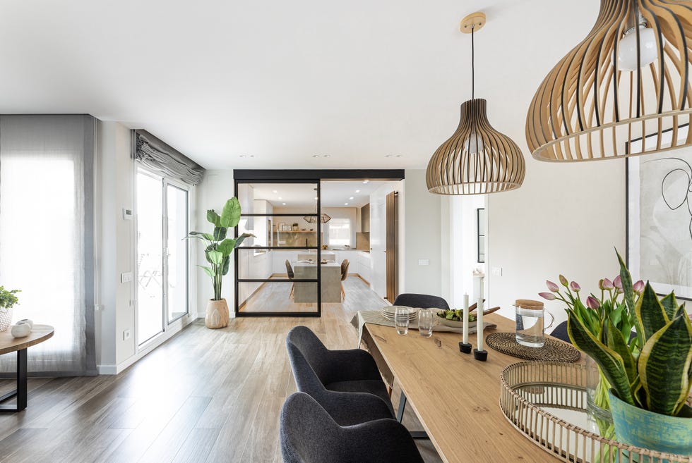 cocina abierta al salón con puerta corredera de cristal
