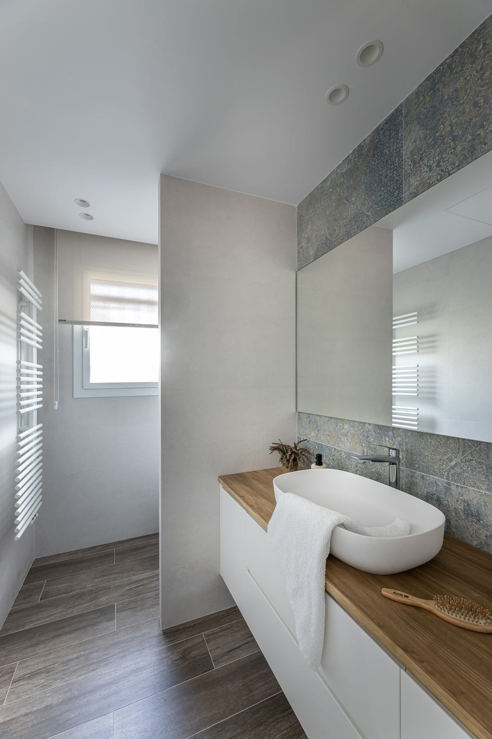 baño moderno con mueble blanco suspendido