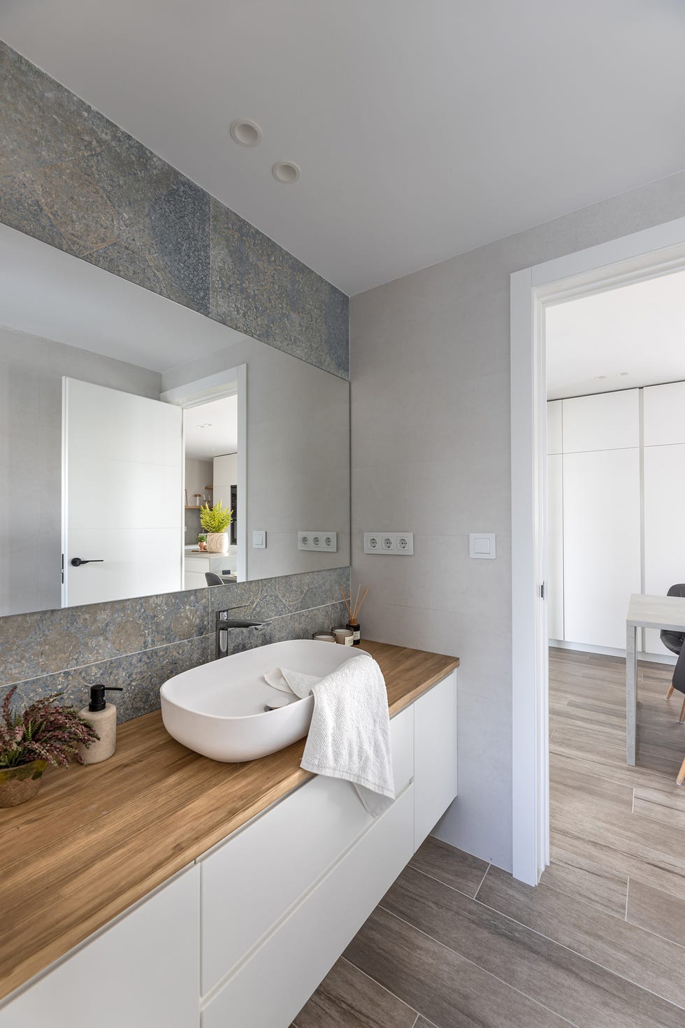 baño moderno con mueble blanco suspendido