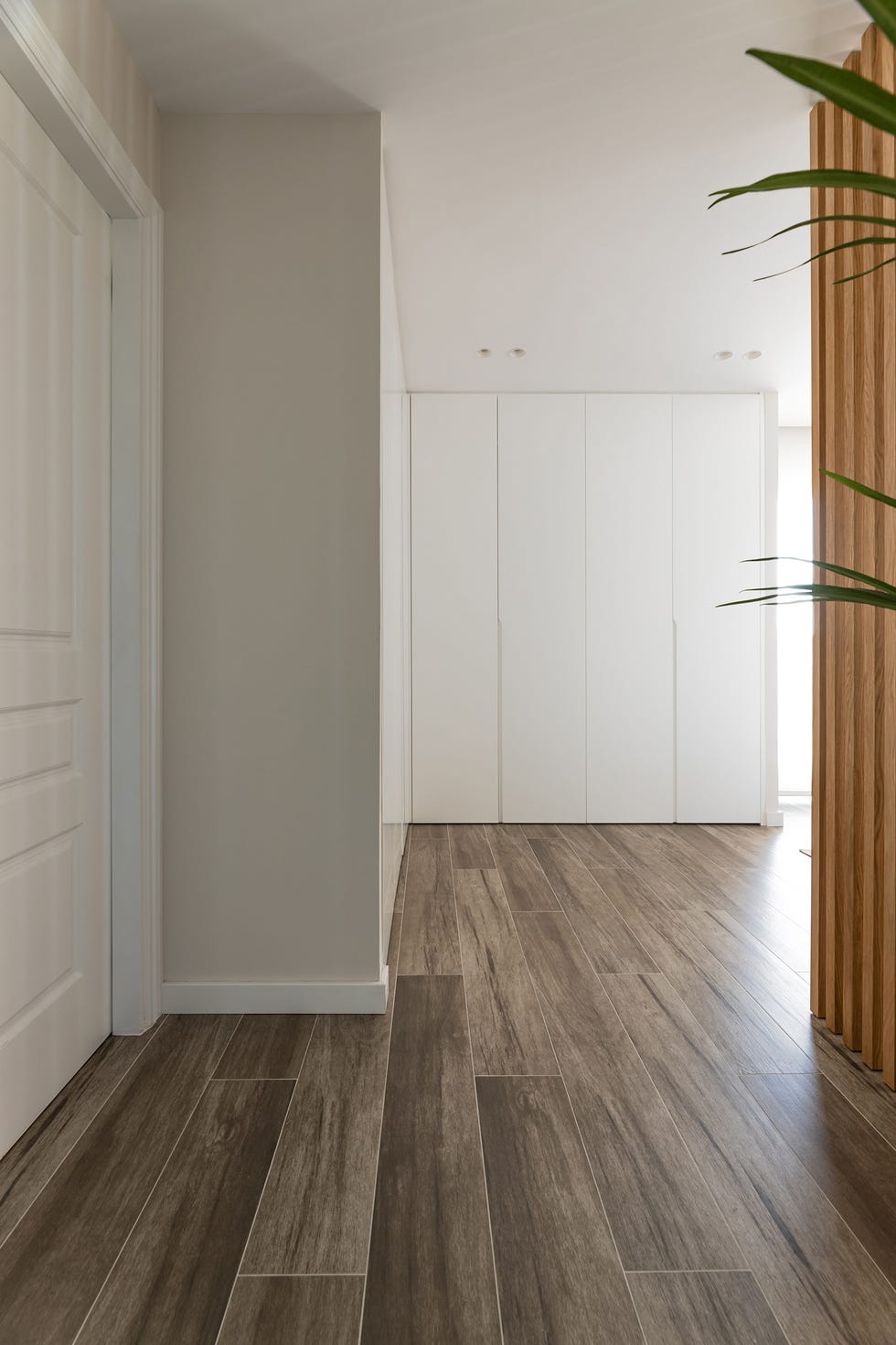 vestidor con armarios blancos empotrados