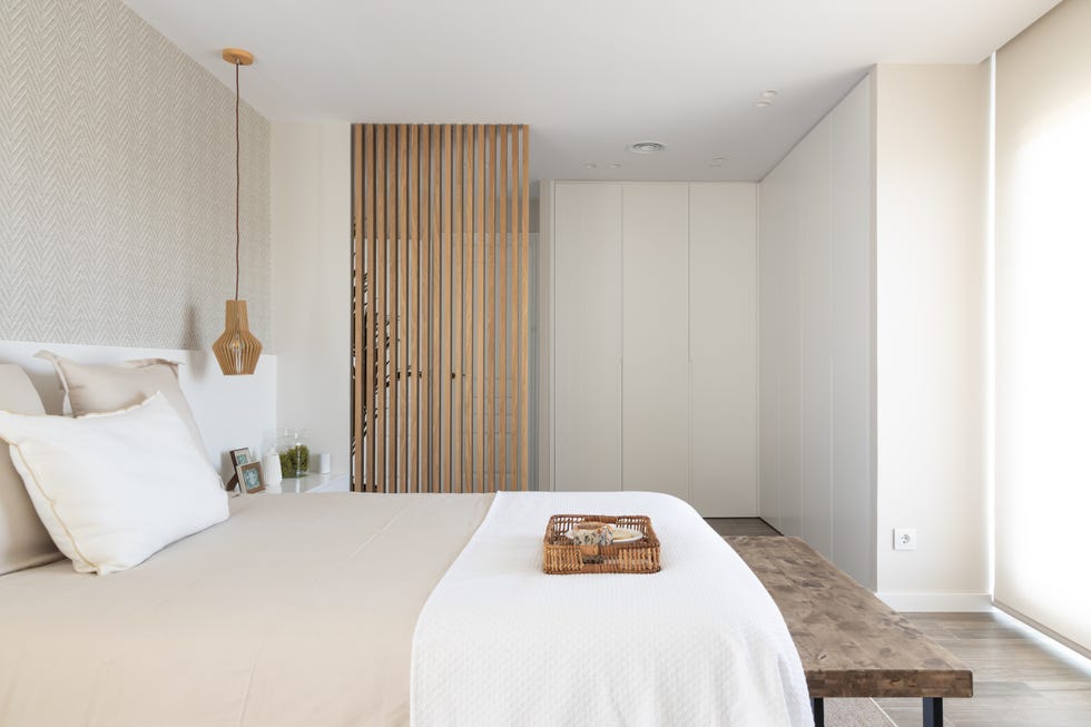 dormitorio moderno en tonos neutros con biombo de madera alistonado