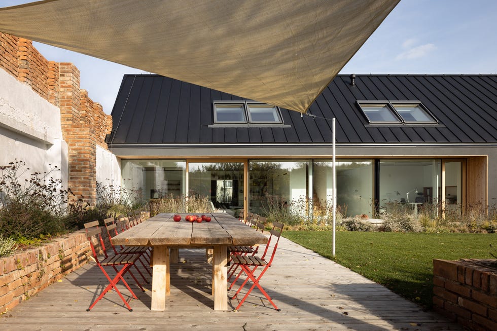 casa con jardín y comedor al aire libre