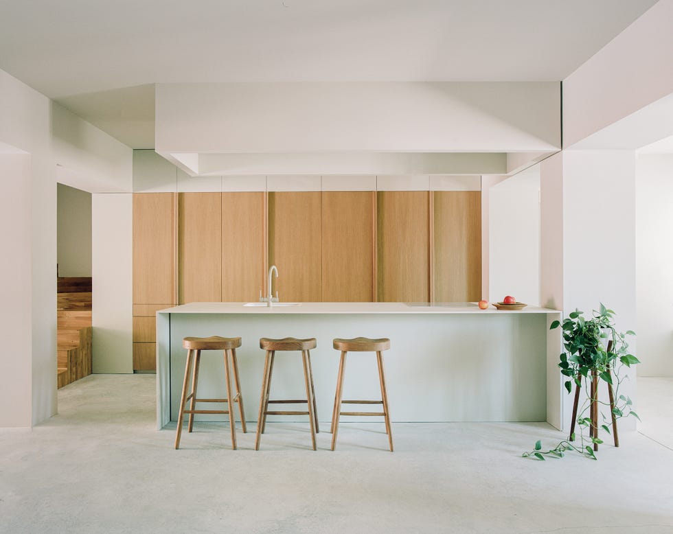 cocina con isla blanca y armarios de madera