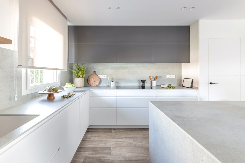 cocina blanca y gris con isla central