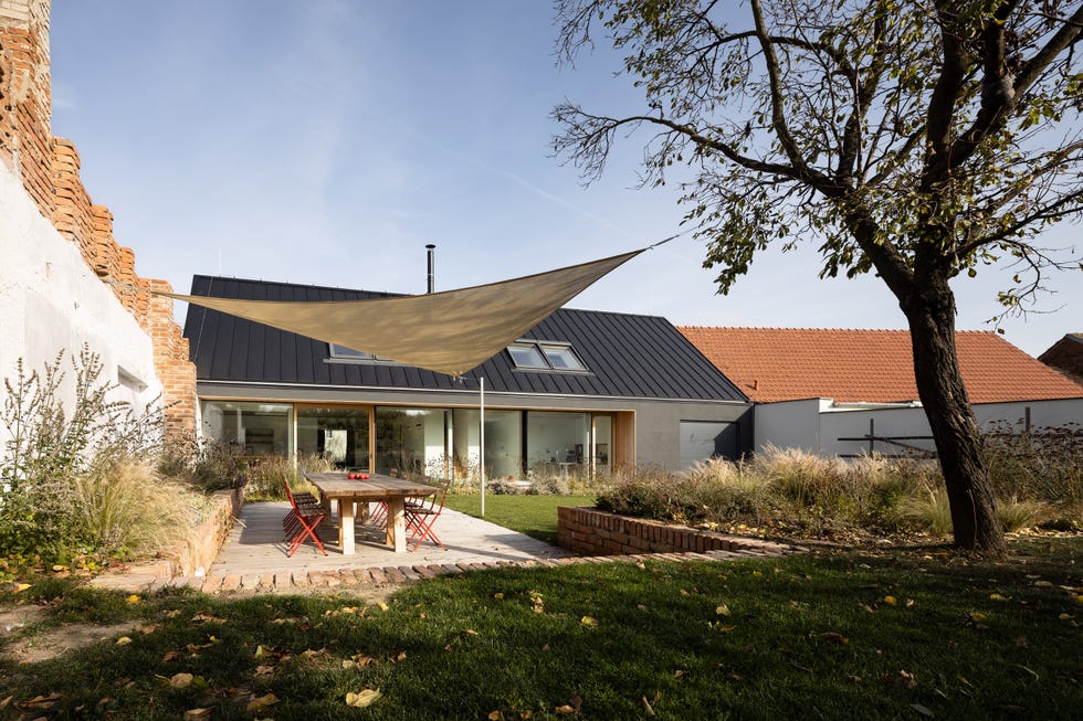casa con jardín y comedor al aire libre