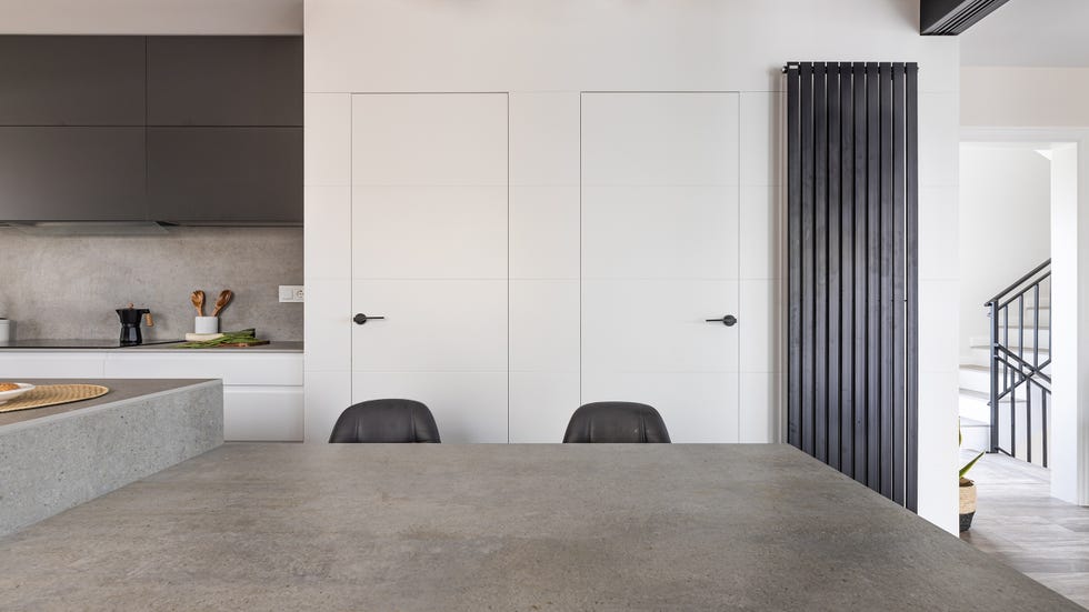 cocina blanca y gris con isla central