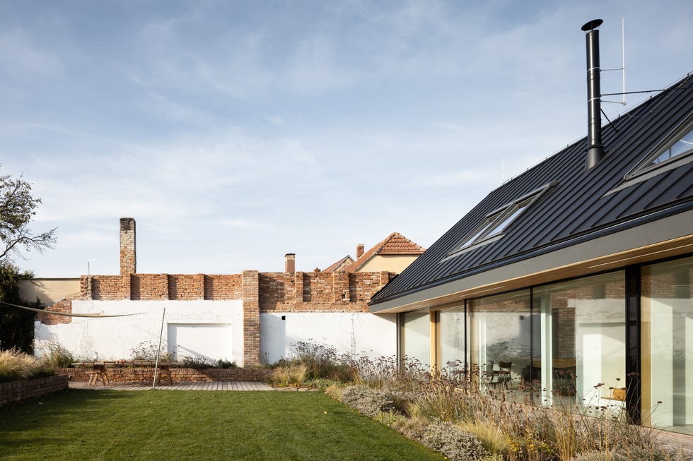casa con jardín y comedor al aire libre