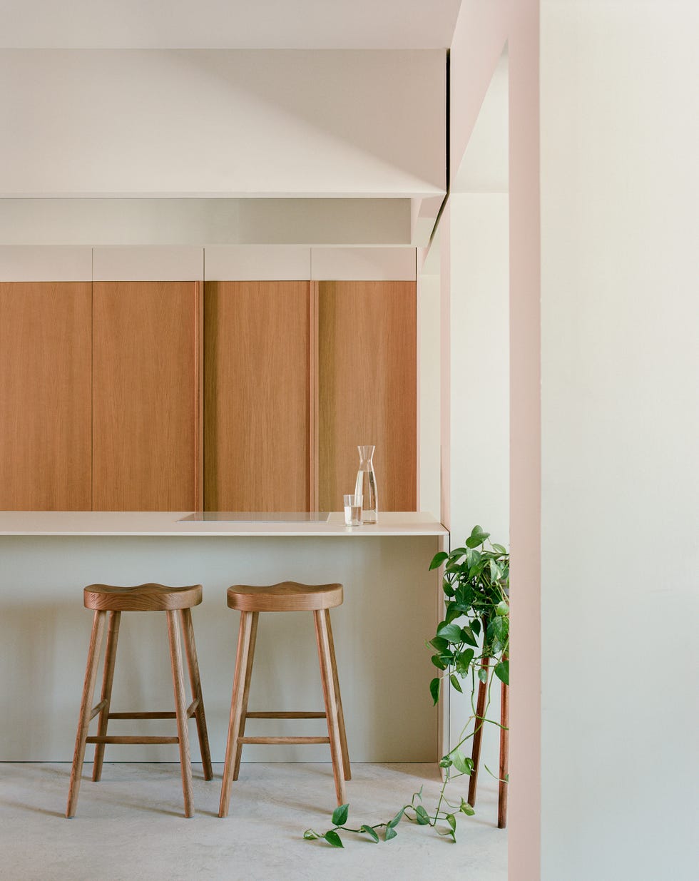 cocina con isla blanca y armarios de madera