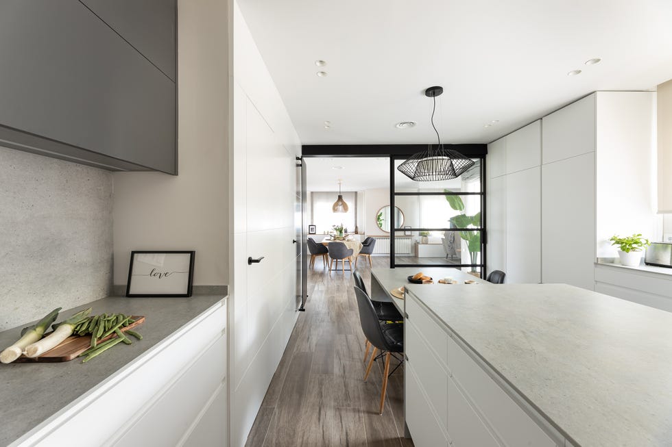 cocina blanca y gris con isla central