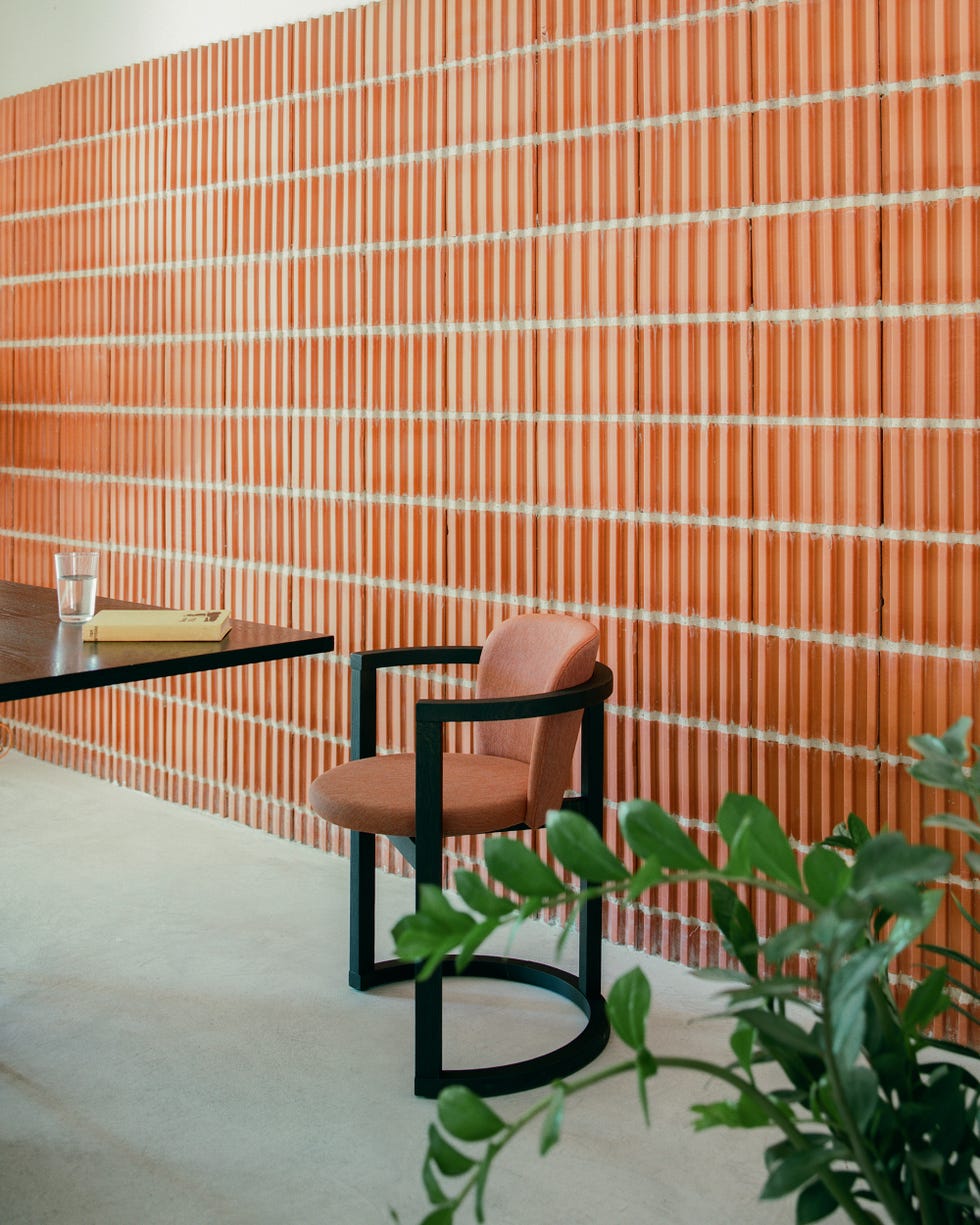 silla de comedor de diseño moderno y pared de ladrillo visto