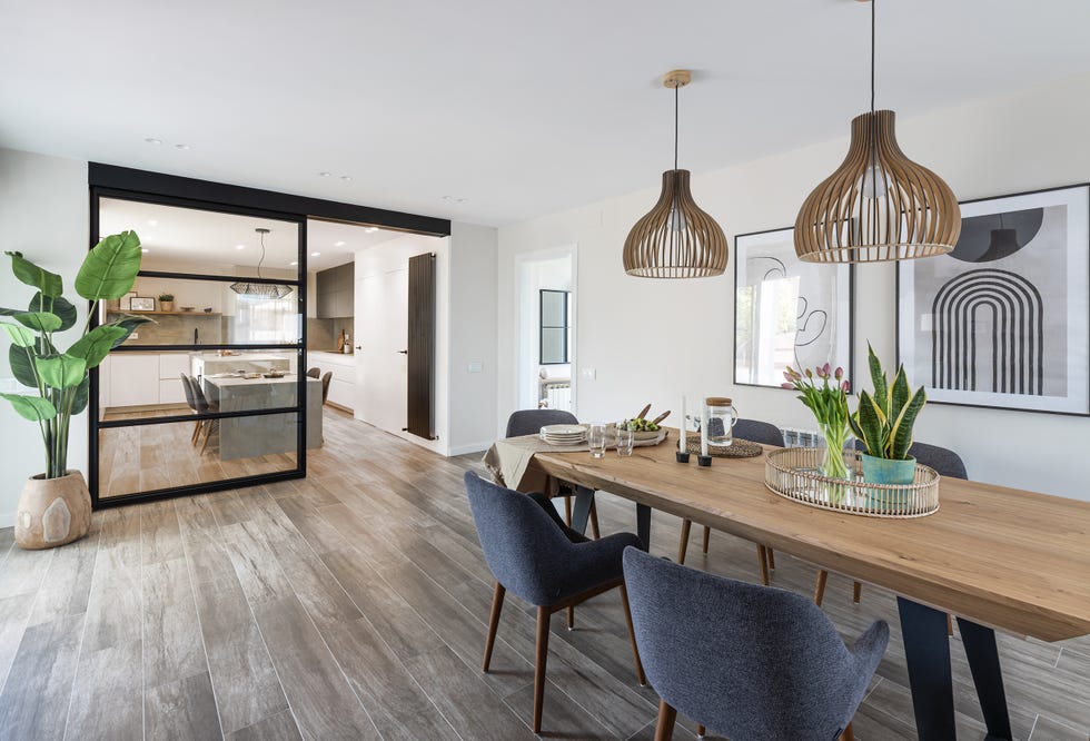 comedor moderno con mesa de madera y sillas grises