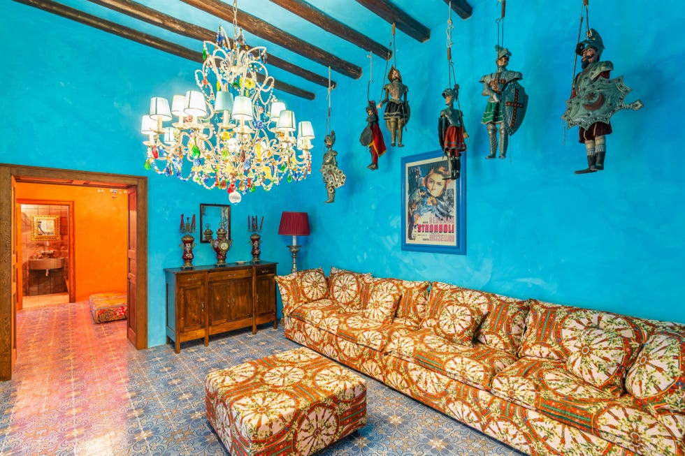 salón con paredes decoradas en azul