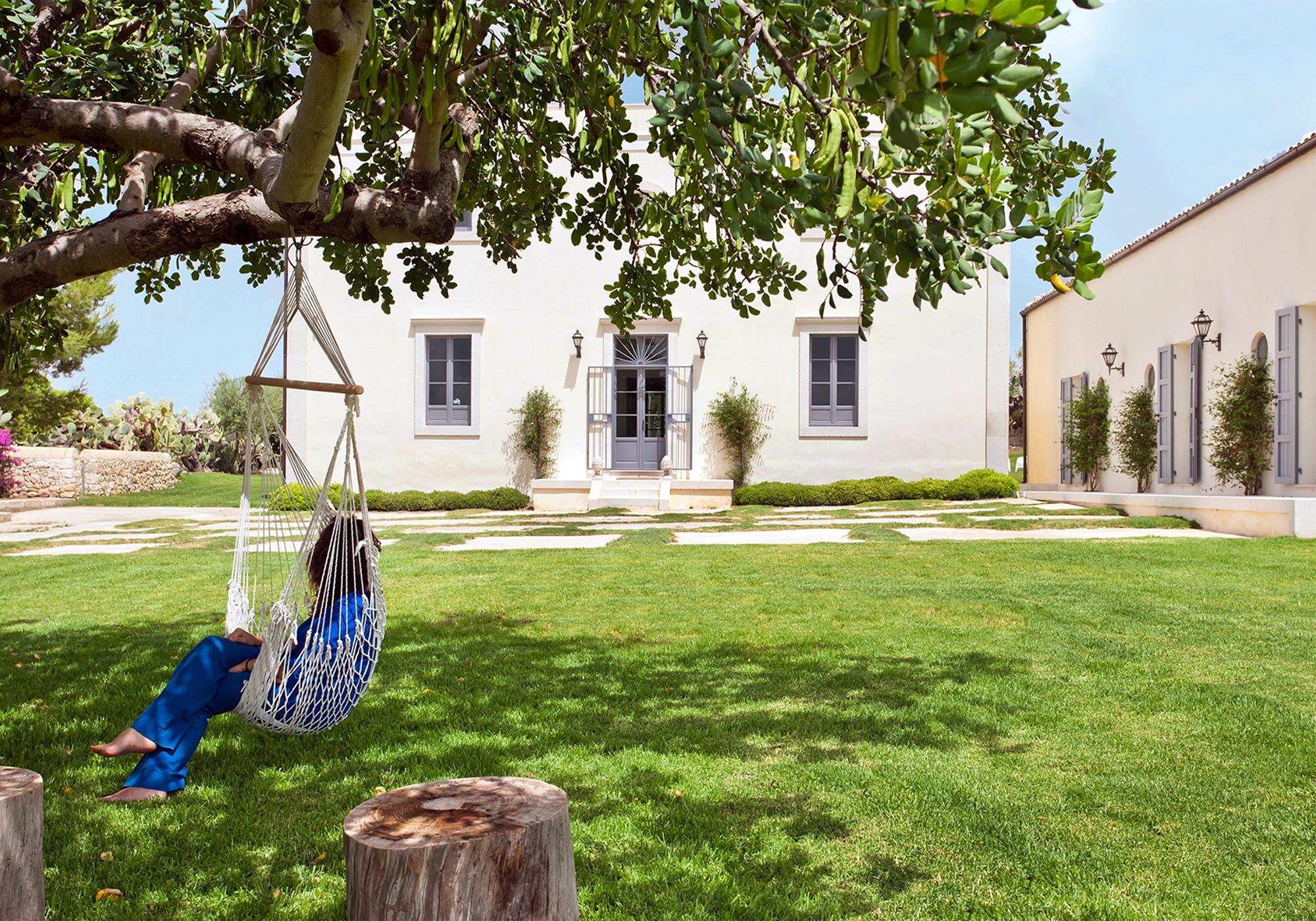 jardín con columpio en un árbol