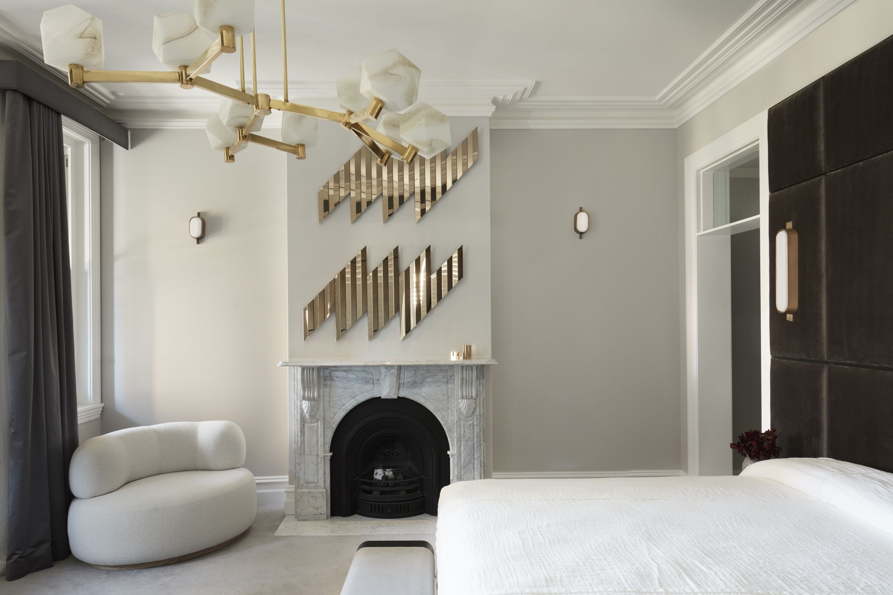 Interior De Un Dormitorio Moderno Con Cama Blanca Y Suelo De