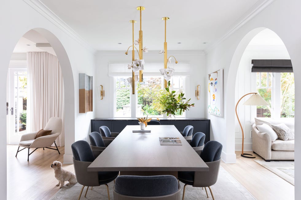 comedor abierto a través de dos arcos de diseño contemporáneo