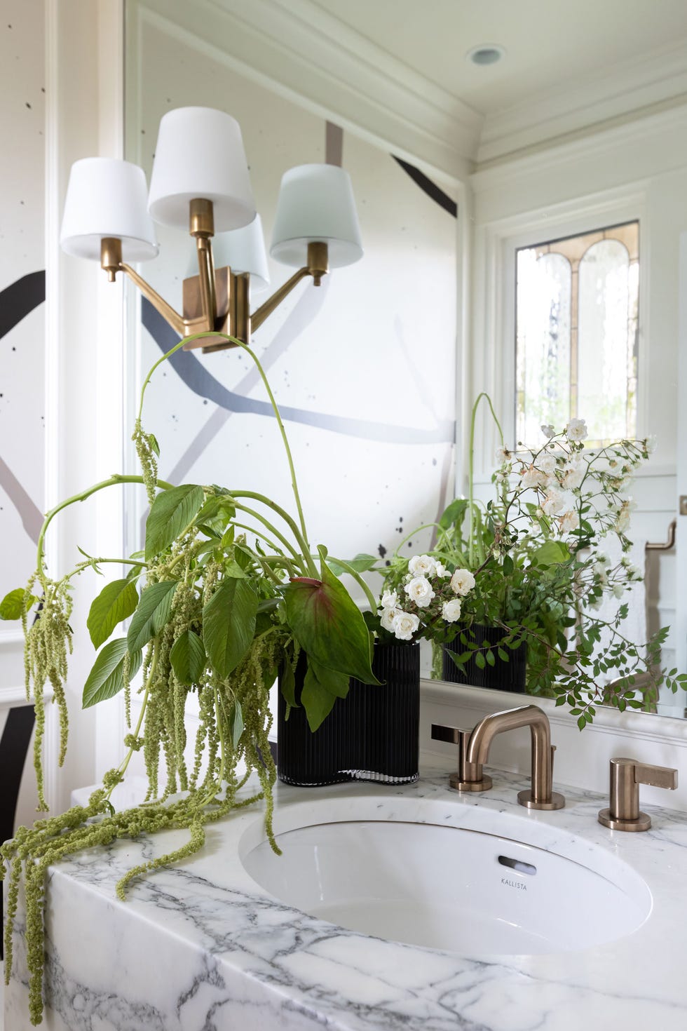 baño con lavabo de mármol