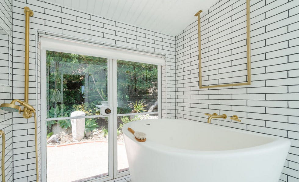 casa emma stone en malibú tiene una bañera exenta con vistas
