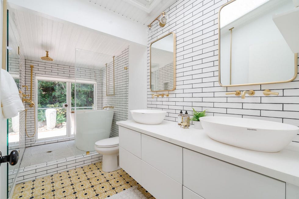 casa emma stone en malibú tiene un gran baño en blanco