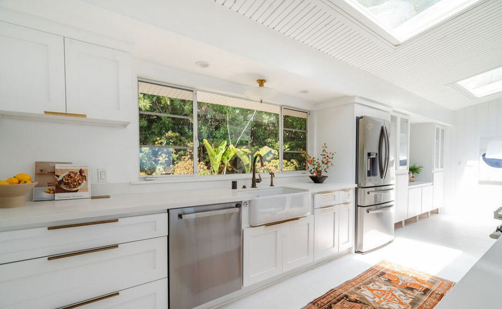 casa emma stone en malibú con electrodomésticos cromados