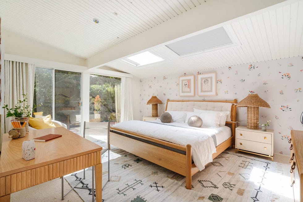 casa emma stone en malibú tiene tres dormitorios decorados en estilo midcentury con muebles de fibra natural