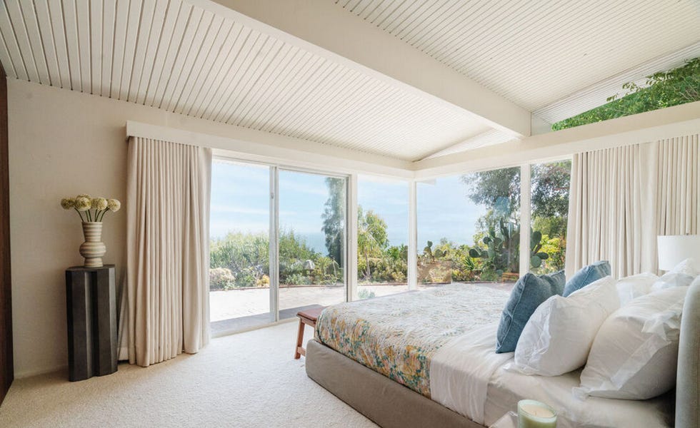 casa emma stone en malibú tiene tres dormitorios con vistas al mar