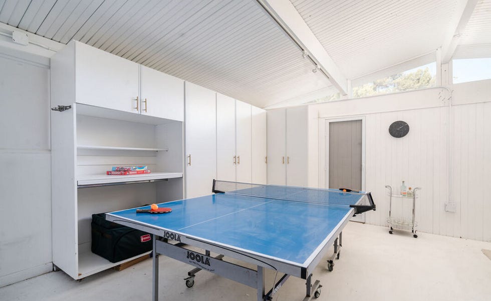 casa emma stone en malibú tiene un garaje con ping pong