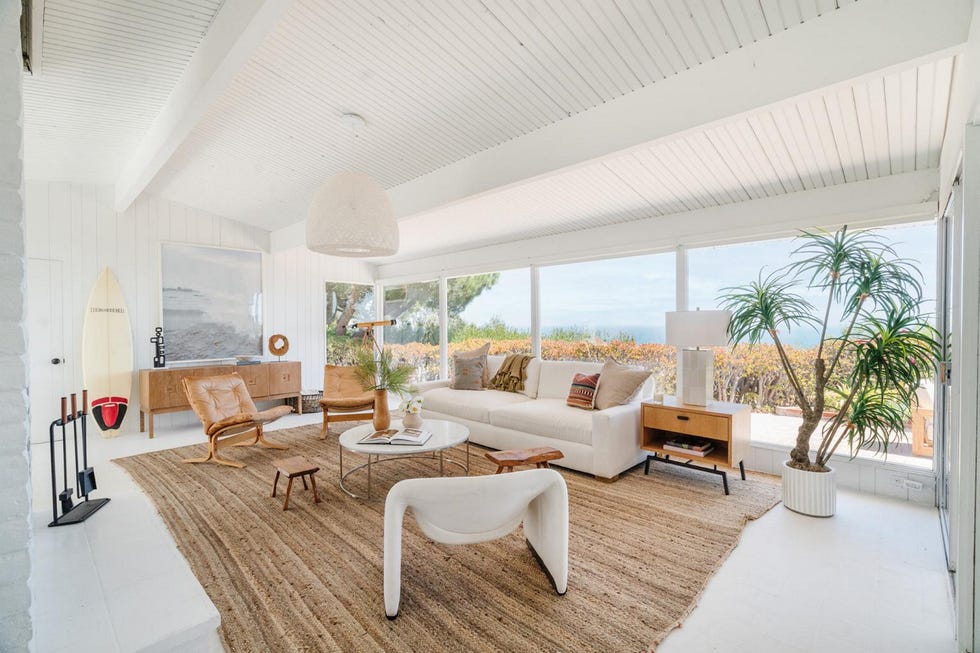 casa emma stone en malibú un salón en estilo mid century