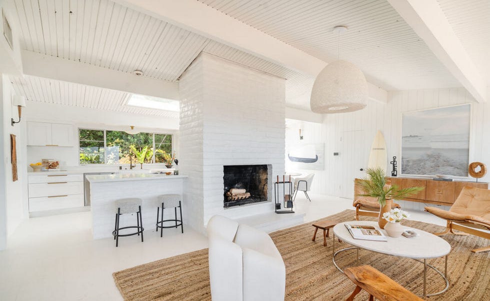 casa emma stone en malibú con salón con chimenea integrado en la cocina