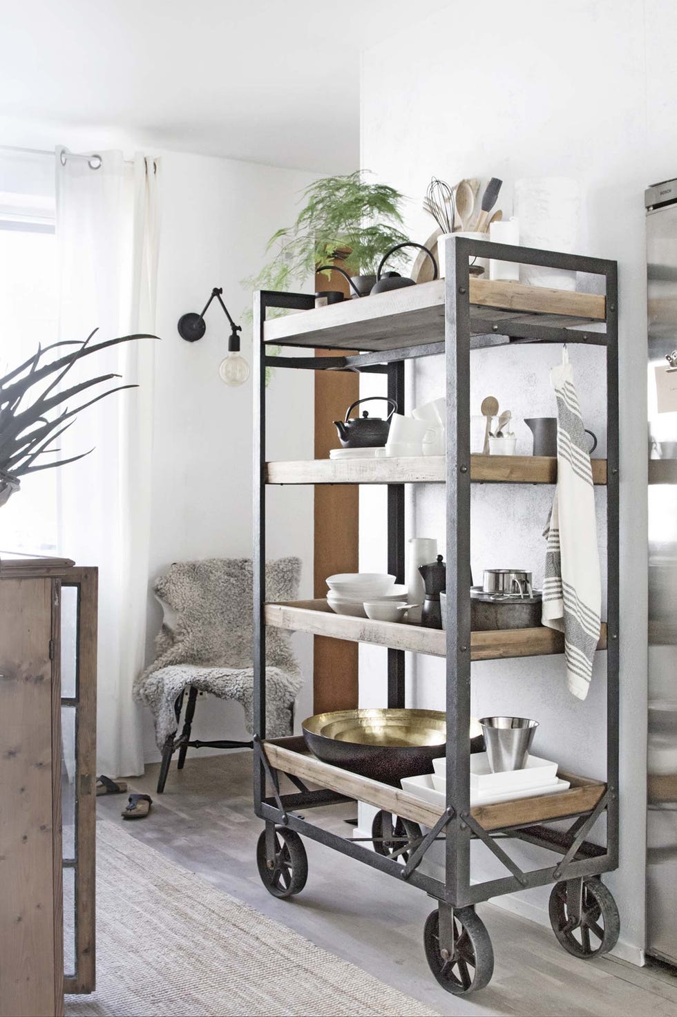 my scandinavian home estantería industrial en la cocina