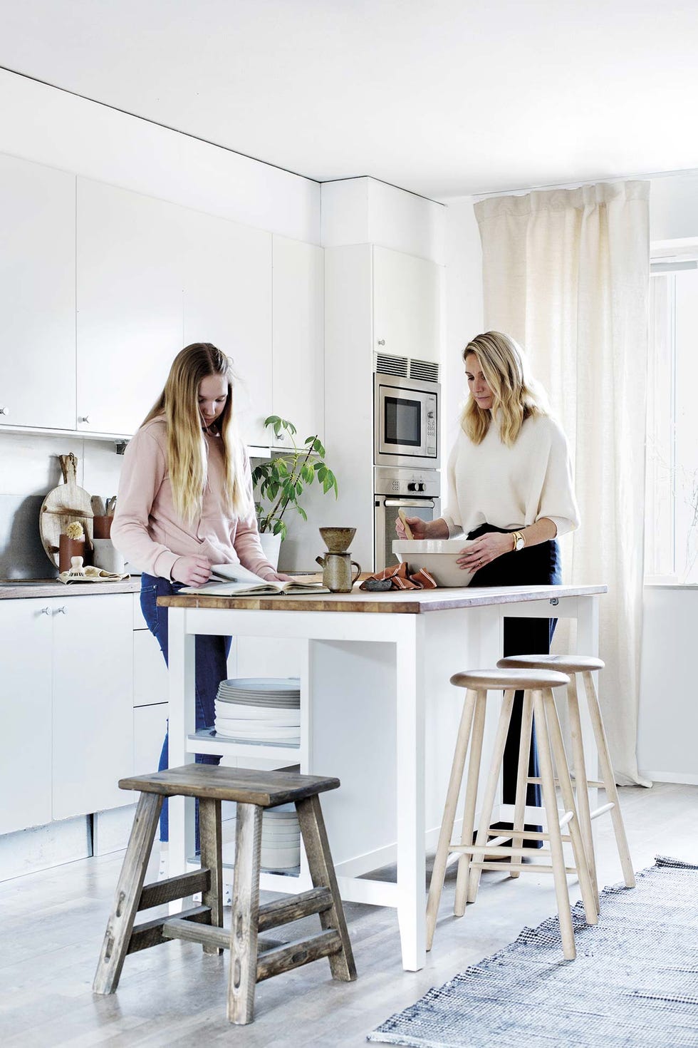 my scandinavian home niki y su hija olivia en la cocina