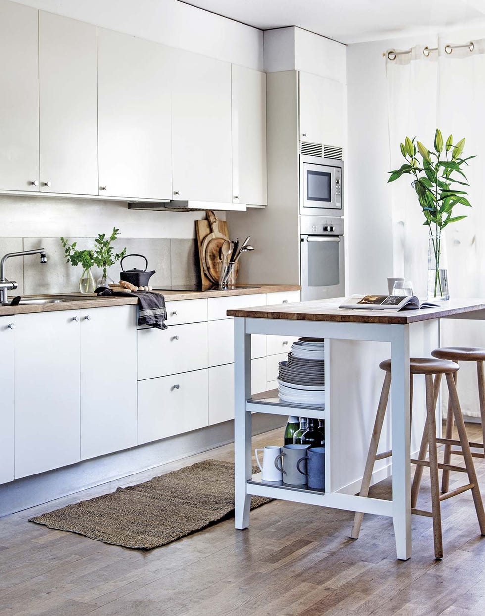 my scandinavian home cocina con muebles blancos e isla de ikea