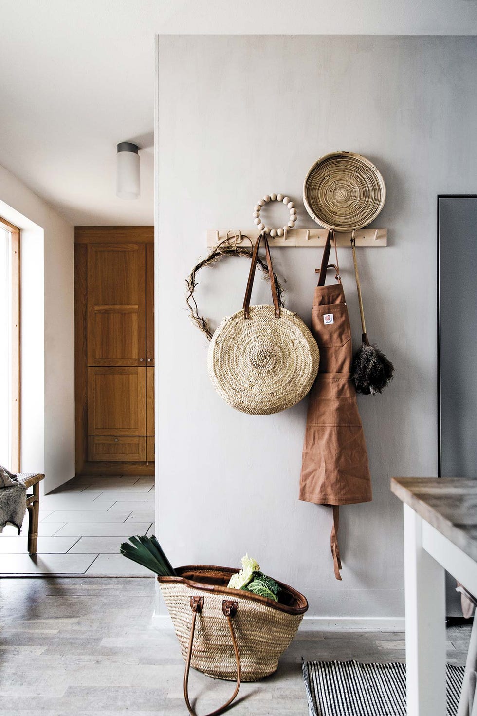 my scandinavian home paso a la cocina con perchero rústico
