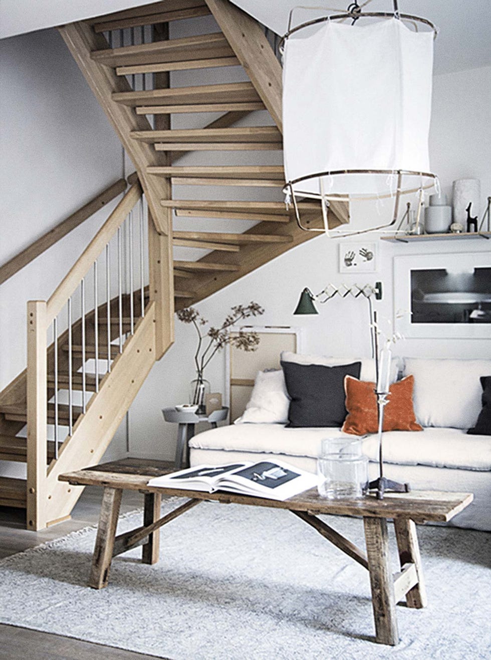 my scandinavian home salón bajo la escalera volada de madera