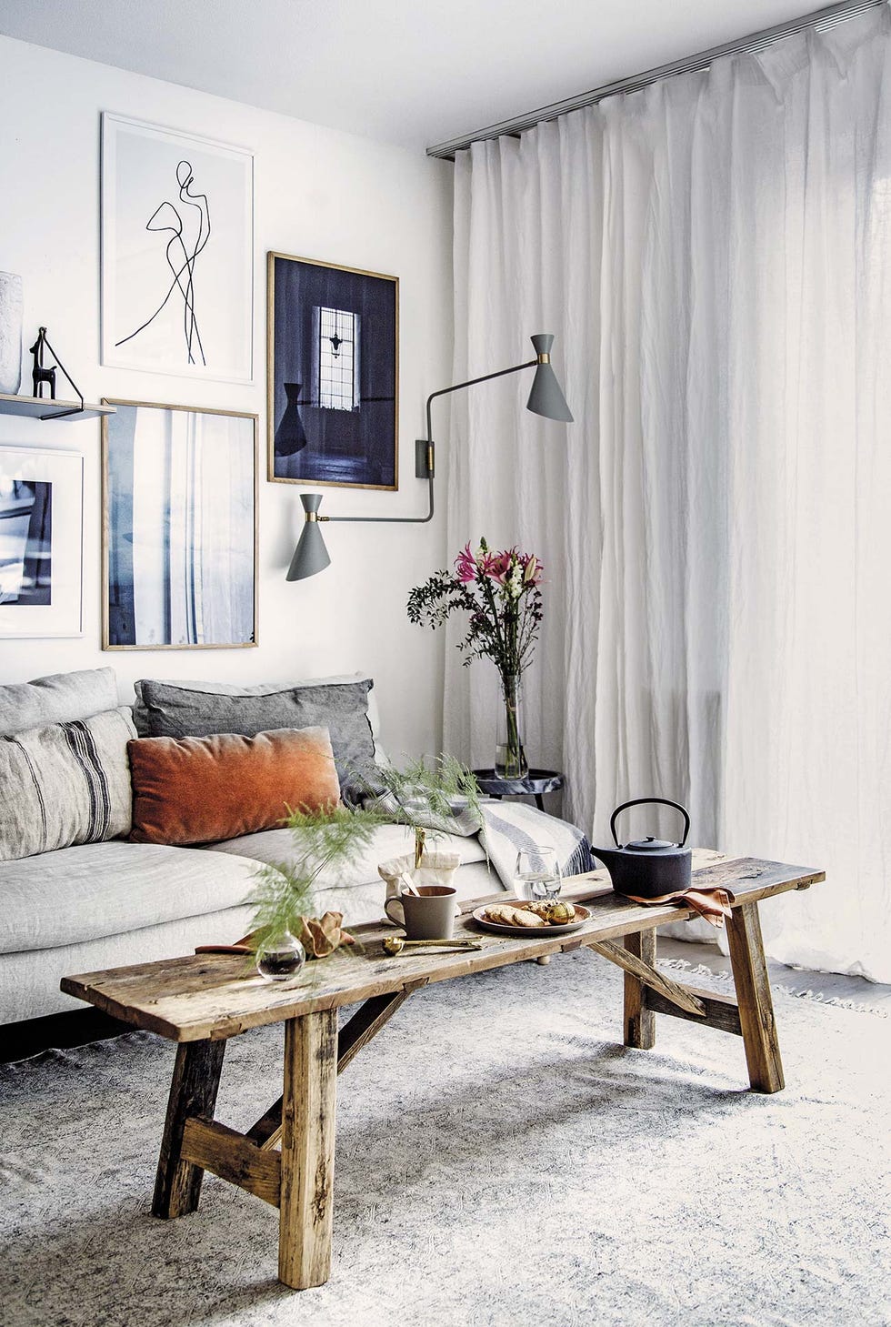 my scandinavian home salón en tonos claros y mesa de centro rústica