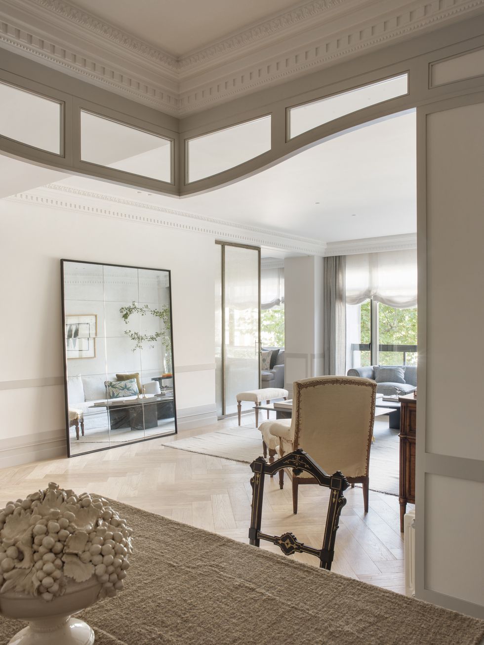 piso en madrid decorado con estilo clasico elegante y atemporal con color blanco