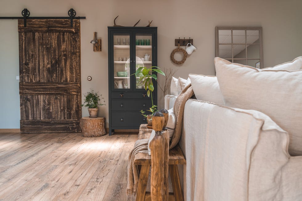 salón comedor de estilo rústico con puerta de granero