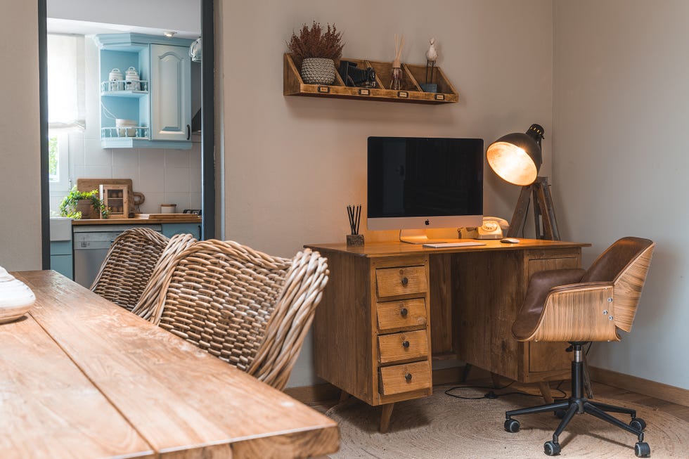 escritorio de estilo rústico en el salón comedor