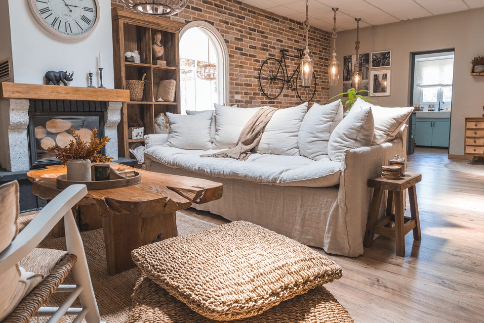 salón de estilo rústico con sofá blanco de lino