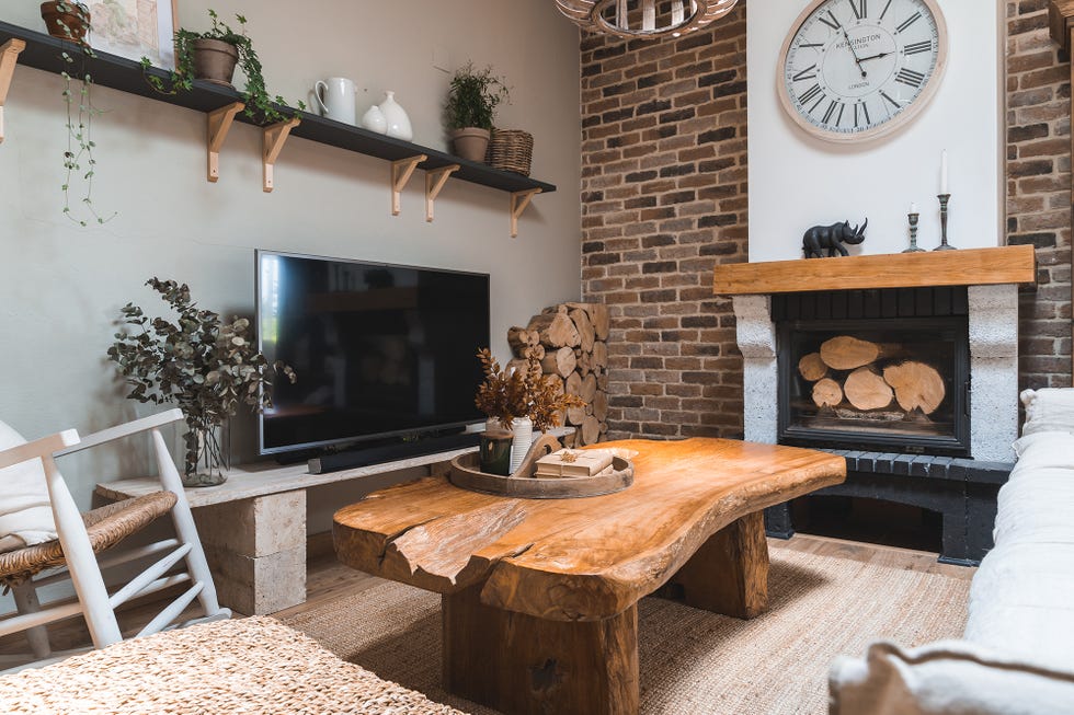 mesa de centro de teca en salón de estilo rústico