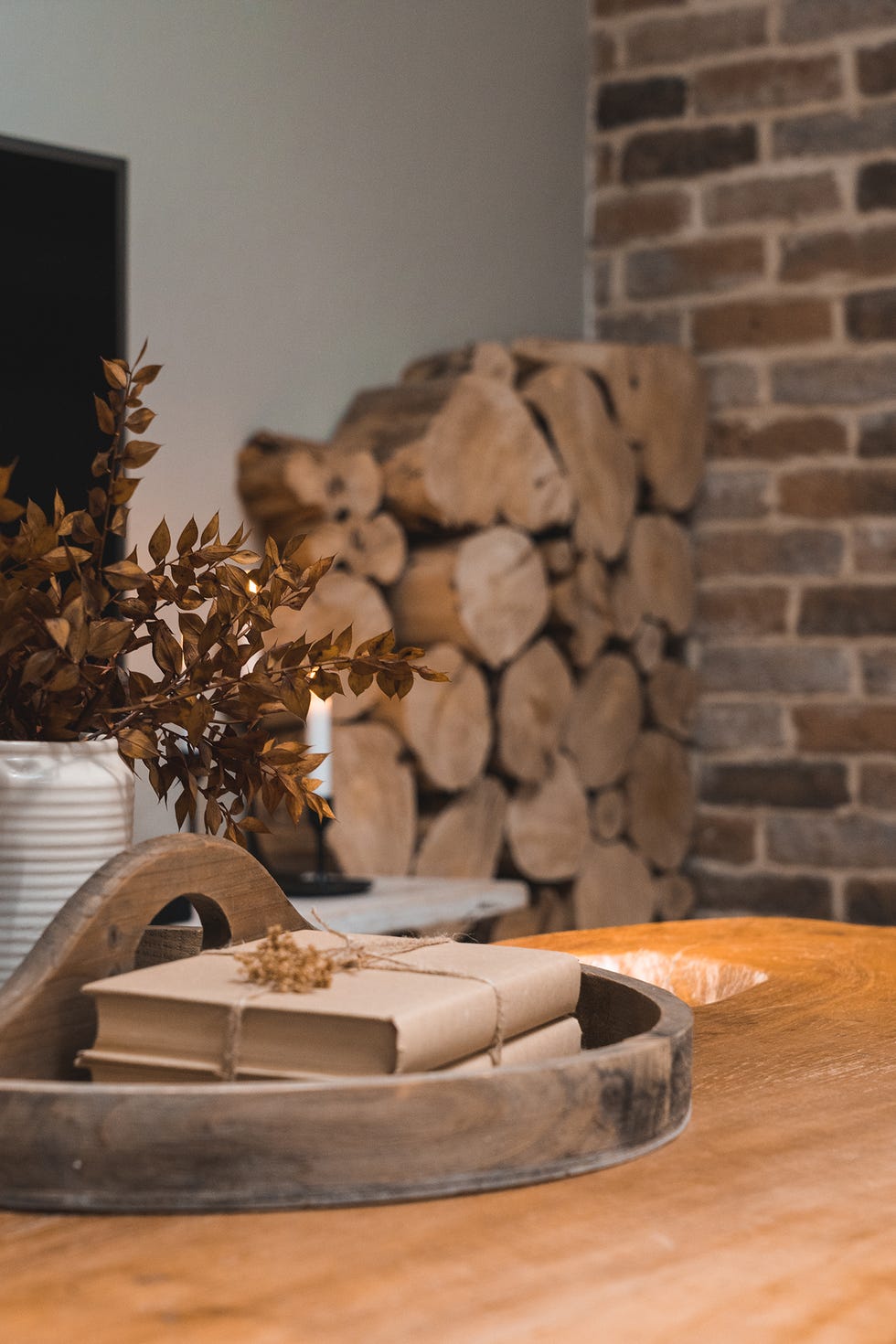 decoración de estilo rústico sobre una mesa de centro de teca