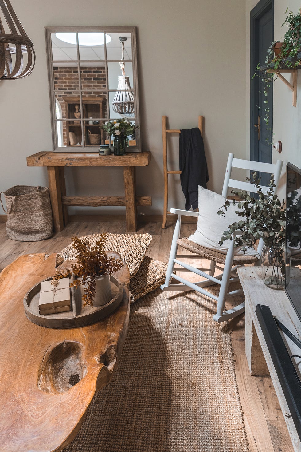 mesa de centro de teca en salón de estilo rústico