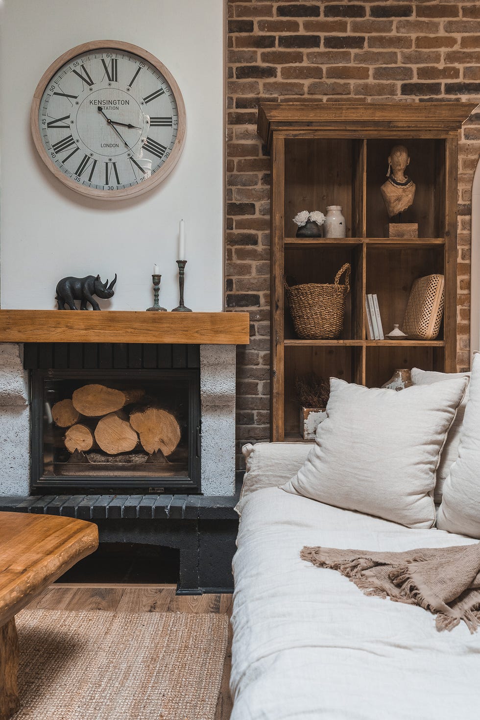 salón de estilo rústico con chimenea de leña